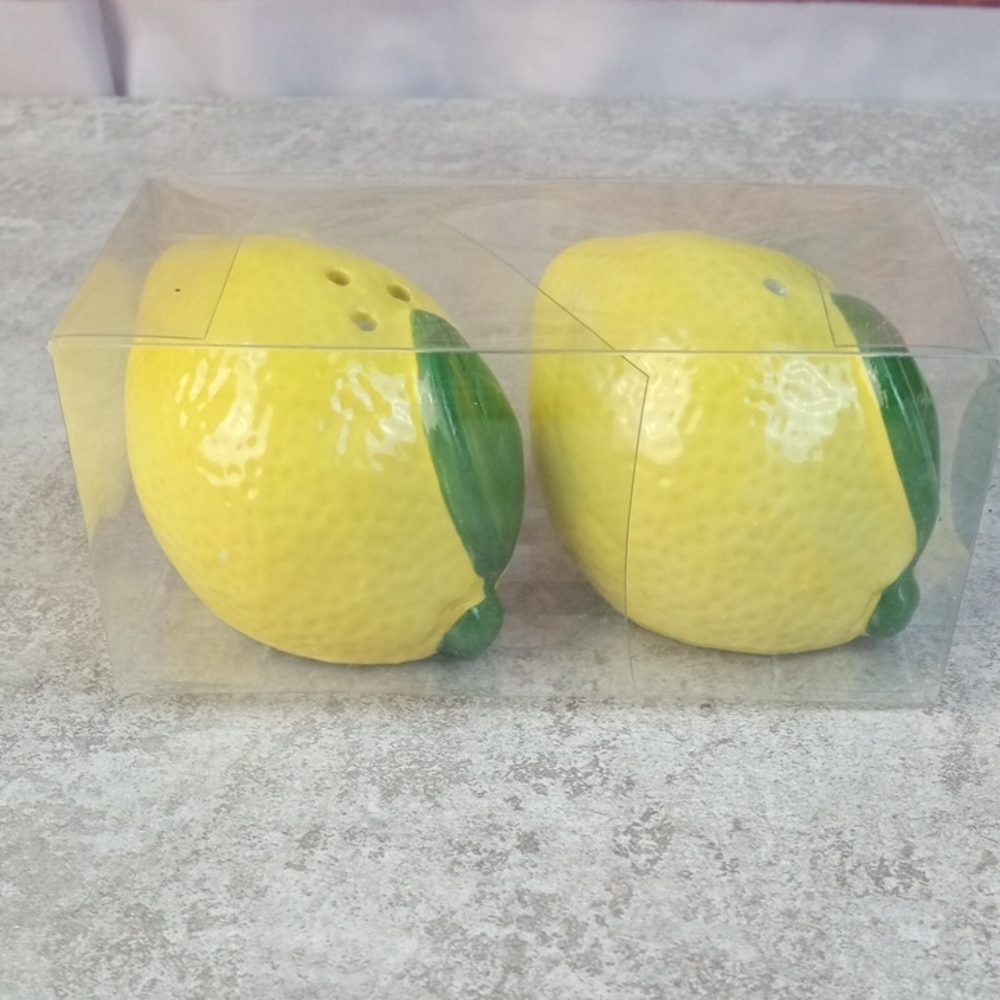 🏠 Lemon Shaped Salt and Pepper Shakers